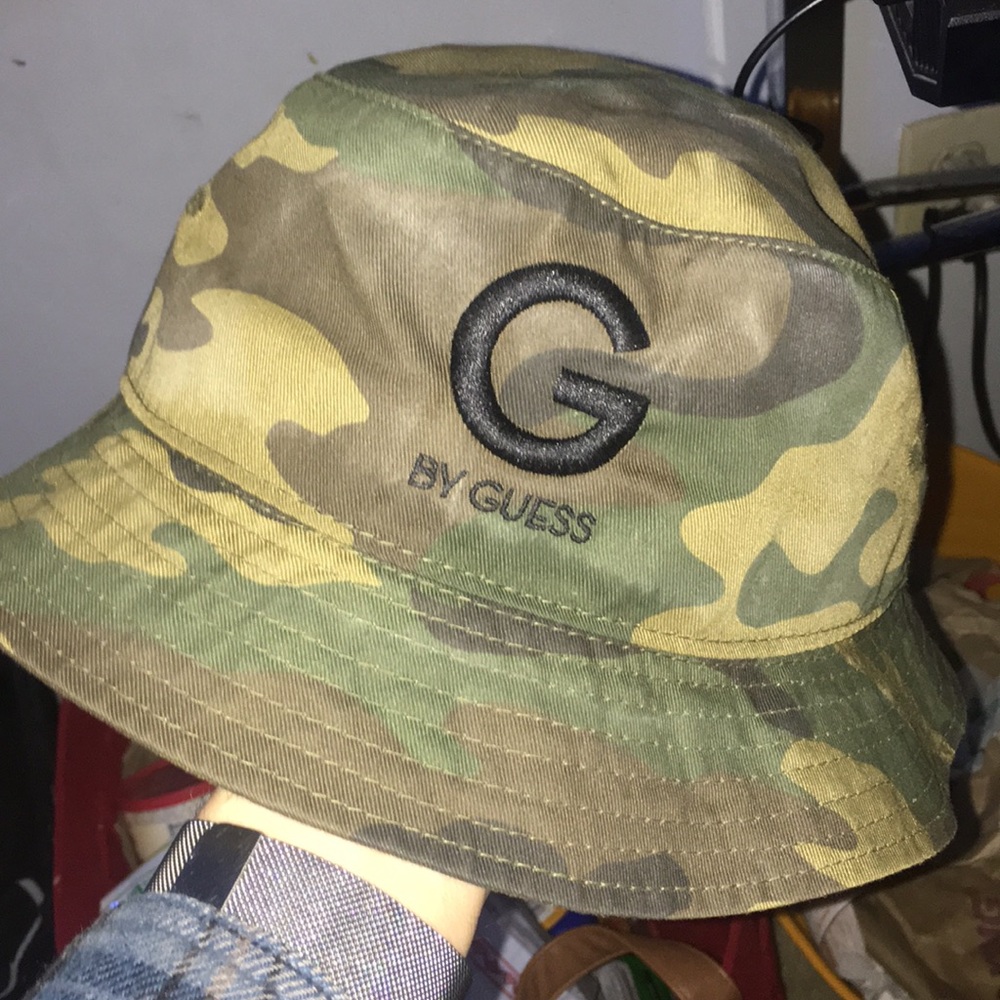 Guess camo hat one size fits all